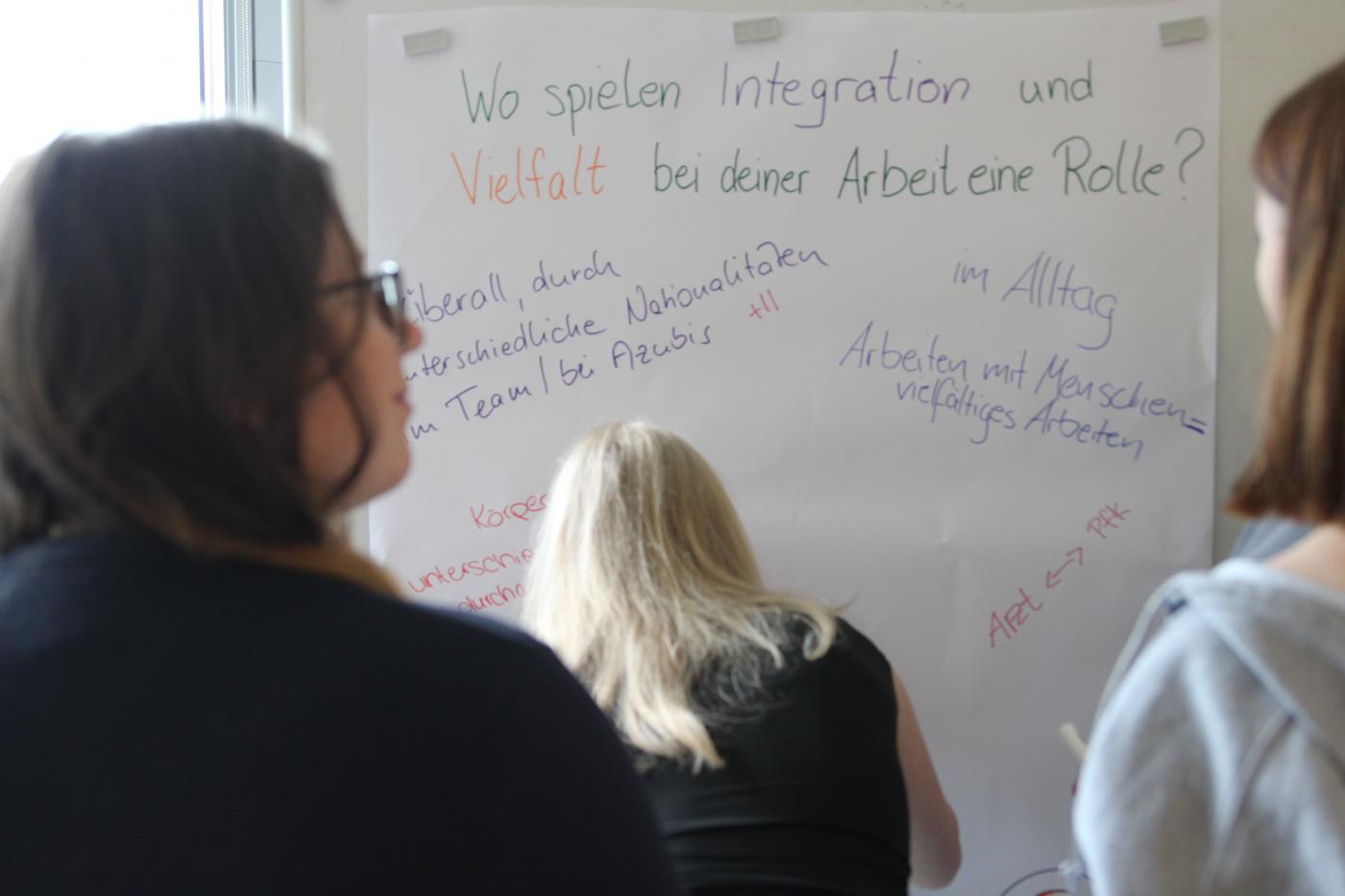 Deutsche Gesellschaft e. V., Jugendliche schreibt an Whiteboard