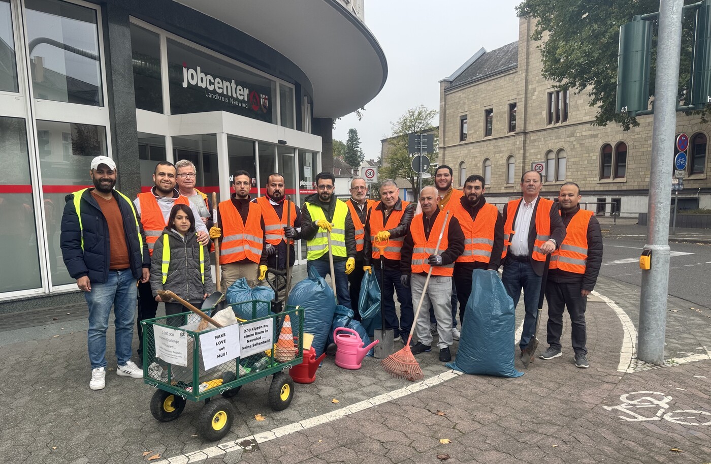 EIRENE Internationaler Christlicher Friedensdienst e. V., Gruppe mit orangenen Westen bei Cleanup