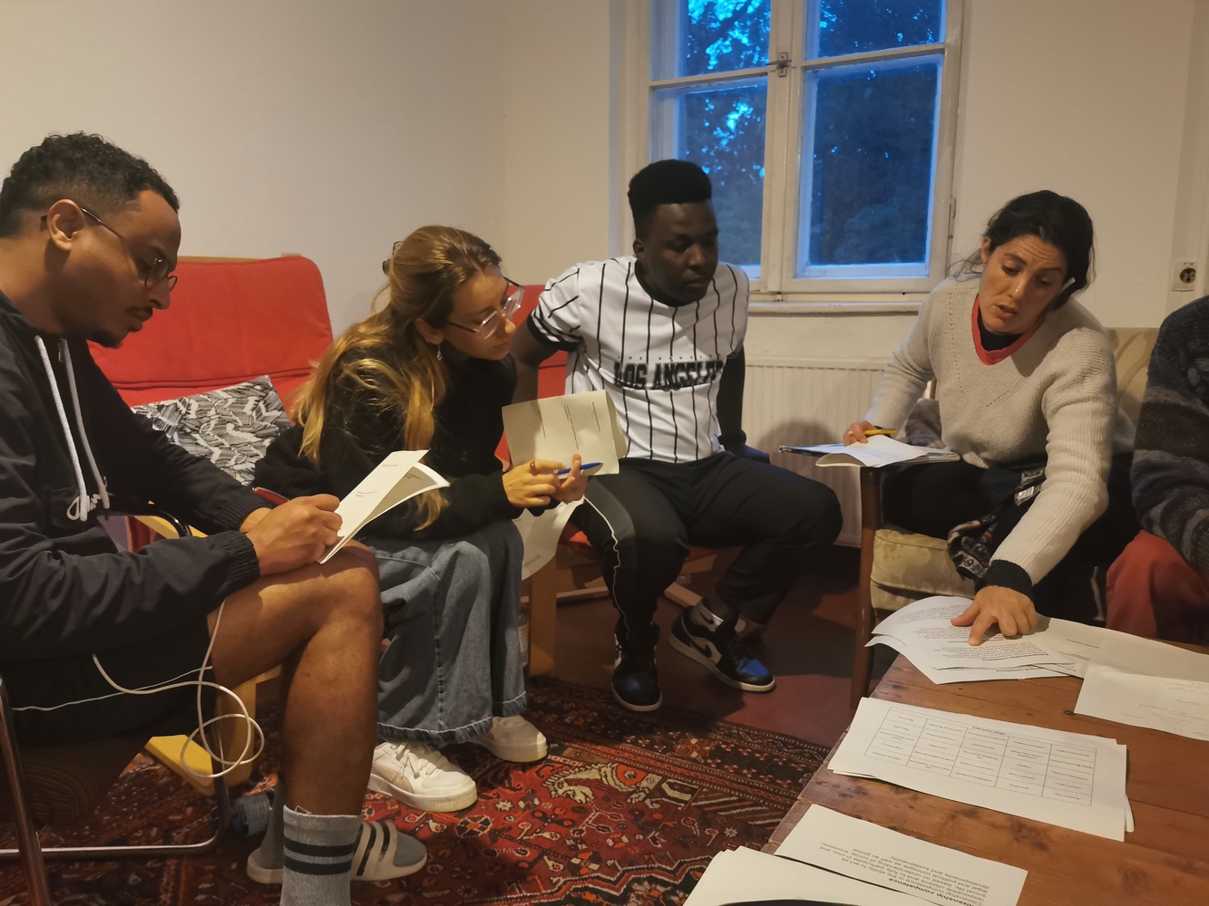 LAIAL e. V., Gruppe Jugendlicher bei einer Besprechung