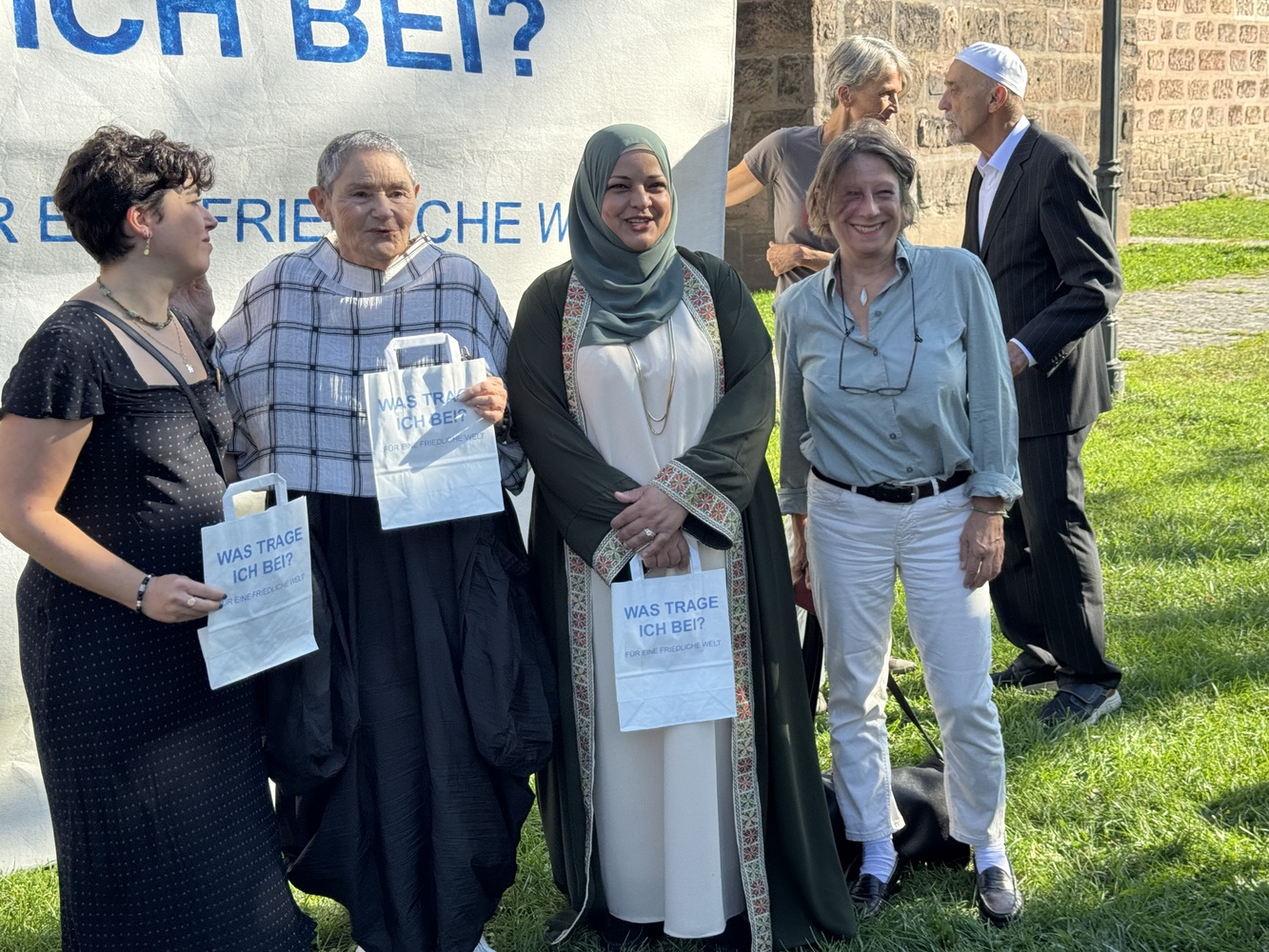 Parents Circle Friends Deutschland e. V., Frauengruppe vor einer Plakatwand