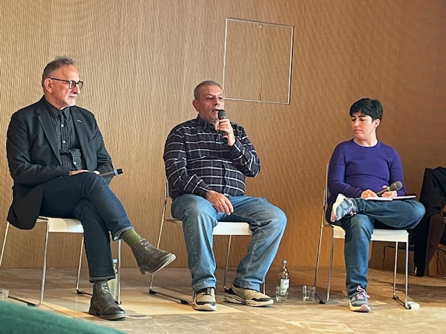 Parents Circle Friends Deutschland e. V., drei Männer in einer Diskussionsrunde auf einer Bühne