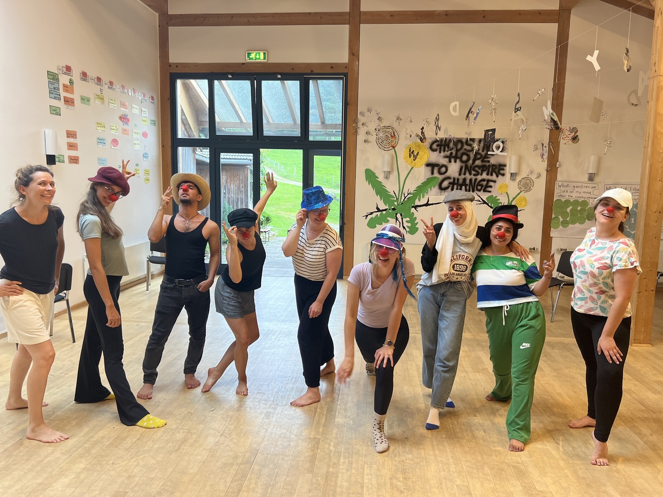 Stiftung Wings of Hope Deutschland, Menschengruppe übt ein Stück ein