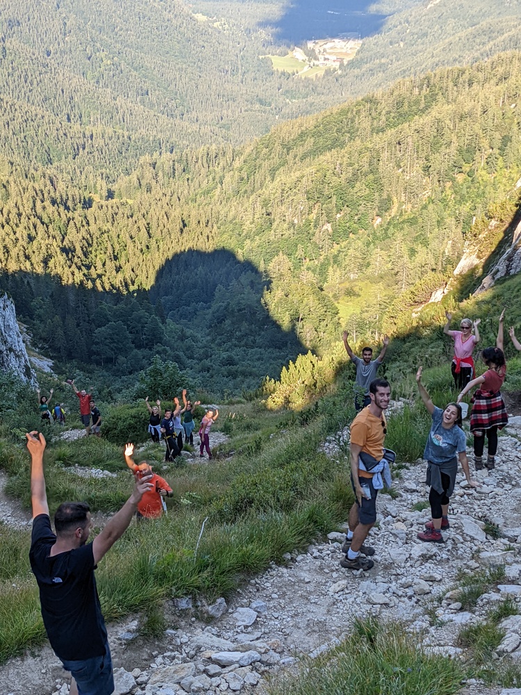 Stiftung Wings of Hope Deutschland, Gruppe die einen Berg hochwandert