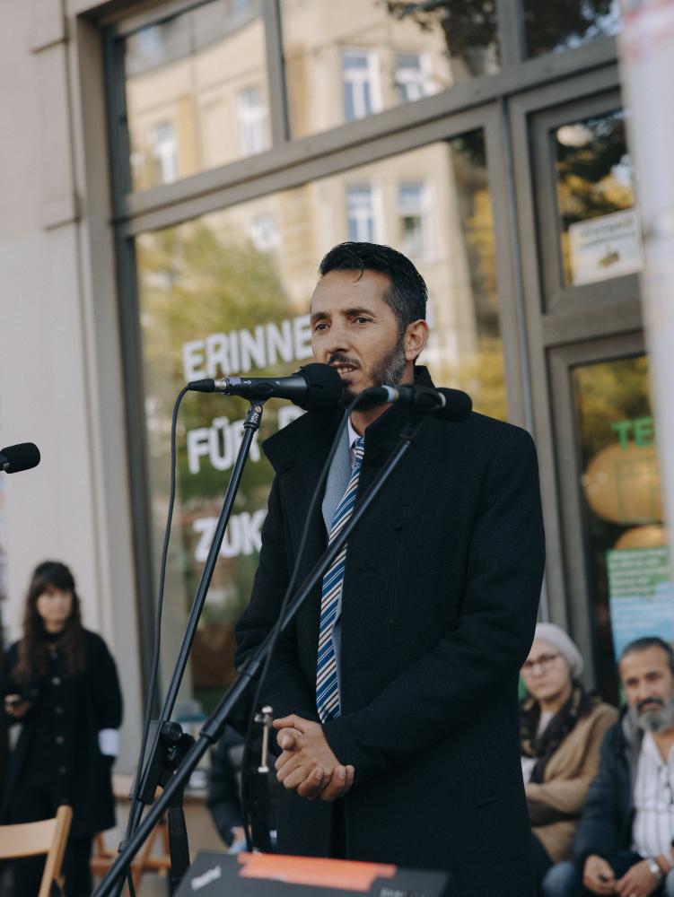 TEKİEZ, Redner vor einem Mikrofon